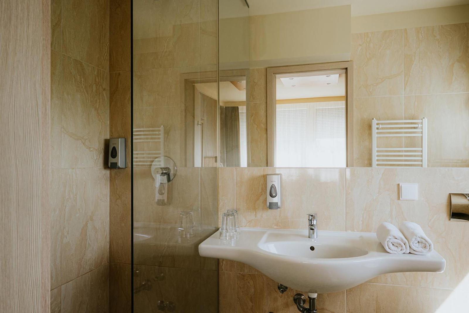 Aqua Hotel Gyula Eksteriør bilde